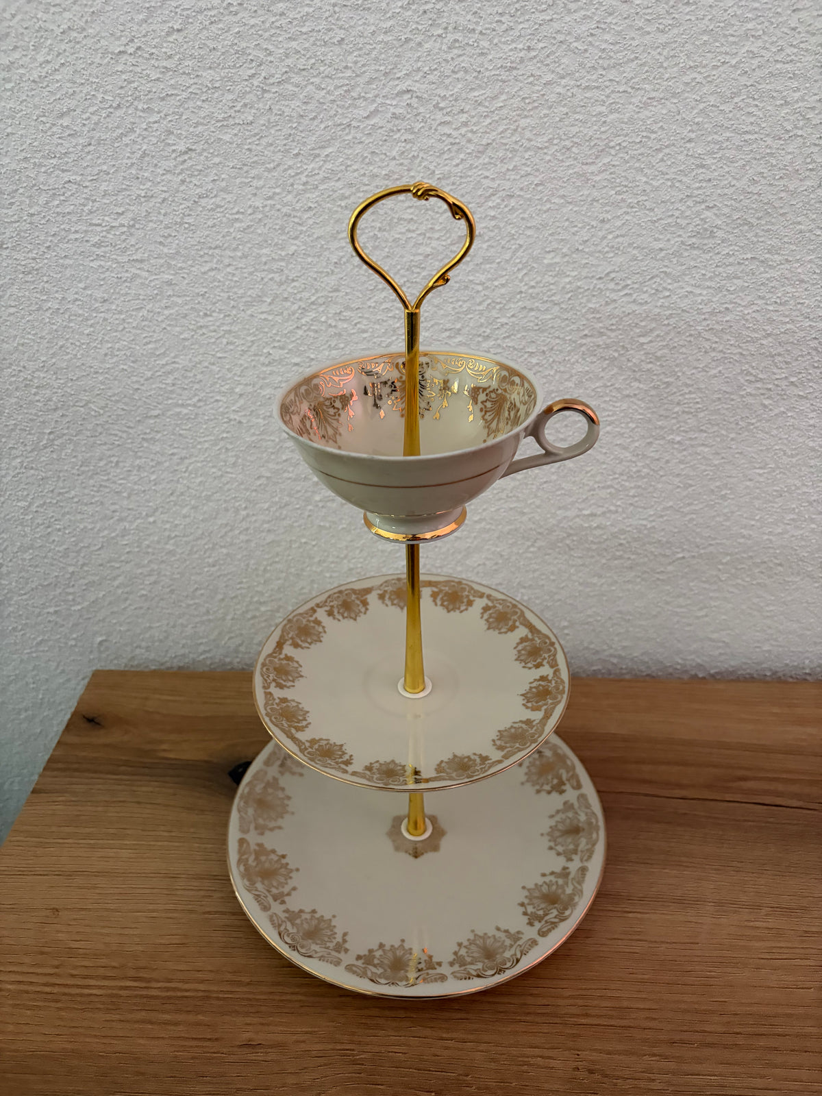 🤍 Goldene Teestunde – handgefertigte Etagere aus Vintage-Porzellan
